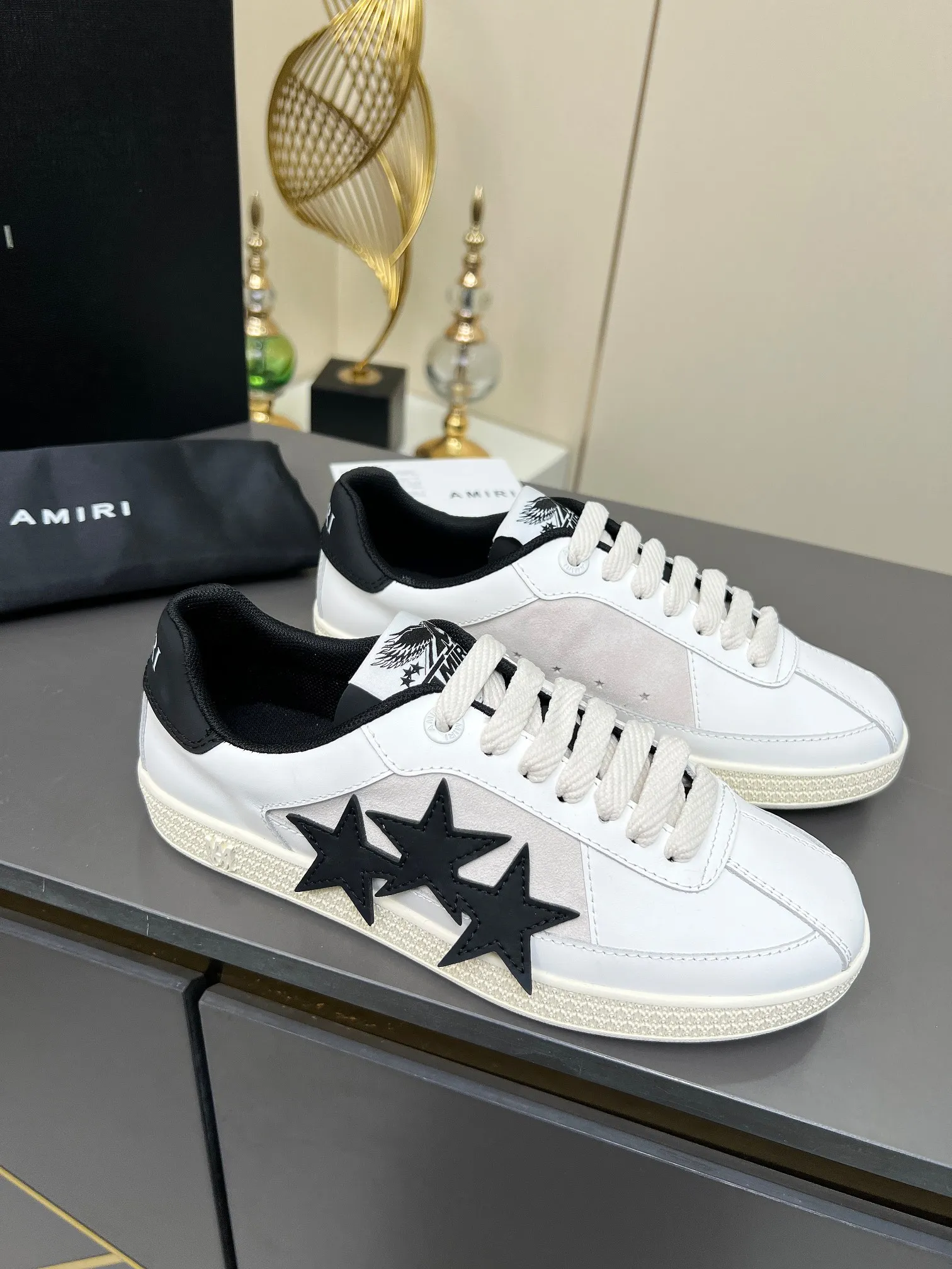 Men's Men's Shoes 💰580 Bone Shoes · AMIRI Skel-Top AMIRI 🔥 launches a new "ThePacific" series of low-top casual sports moral training shoes in the early spring of 2025. This iconic shoe covers men's and women's shoes, drawing inspiration from the brand's classic sports style and elegantly integrating West Coast style. "The Pacific" contrasting five-pointed star series is rooted in Amiri's unique California genes, showing the freedom and leisure atmosphere of the West Coast. This series launches two styles that incorporate the brand's iconic elements: the leather version is made of pure white leather with a same-color sole, and is embellished with star patterns on the side of the shoe, just like the bright starry sky of California. The black and ocean blue colors are shared by men and women, and there is also a red star model exclusive for men and a light pink star model exclusive for women. The suede model is decorated with the brand's classic bone pattern on the side of the shoe. The rubber sole and suede fabric complement each other. The color scheme covers black, chocolate and sand, and is suitable for both men and women. Made of imported cowhide and decorated with bone pieces on the sides of the upper, it is novel and unique and has a good three-dimensional effect! High-density breathable mesh lining + original molded TPU outsole 🙏 Recommended by celebrities, bloggers and internet celebrities, 🚵🏻 an indispensable item for shopping, partying and traveling. One of the most unmissable sneakers in 2025 ✦Color: 10 colors available ✦Size: Women’s size 35--40 ✦Size: Men’s size 39--45